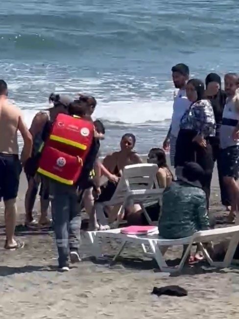 Boğulma tehlikesi geçiren 3 çocuk ve anneyi cankurtaranlar kurtardı Düzce’de serinlemek için denide giden ailenin 3 çocuğu boğulma tehlikesi