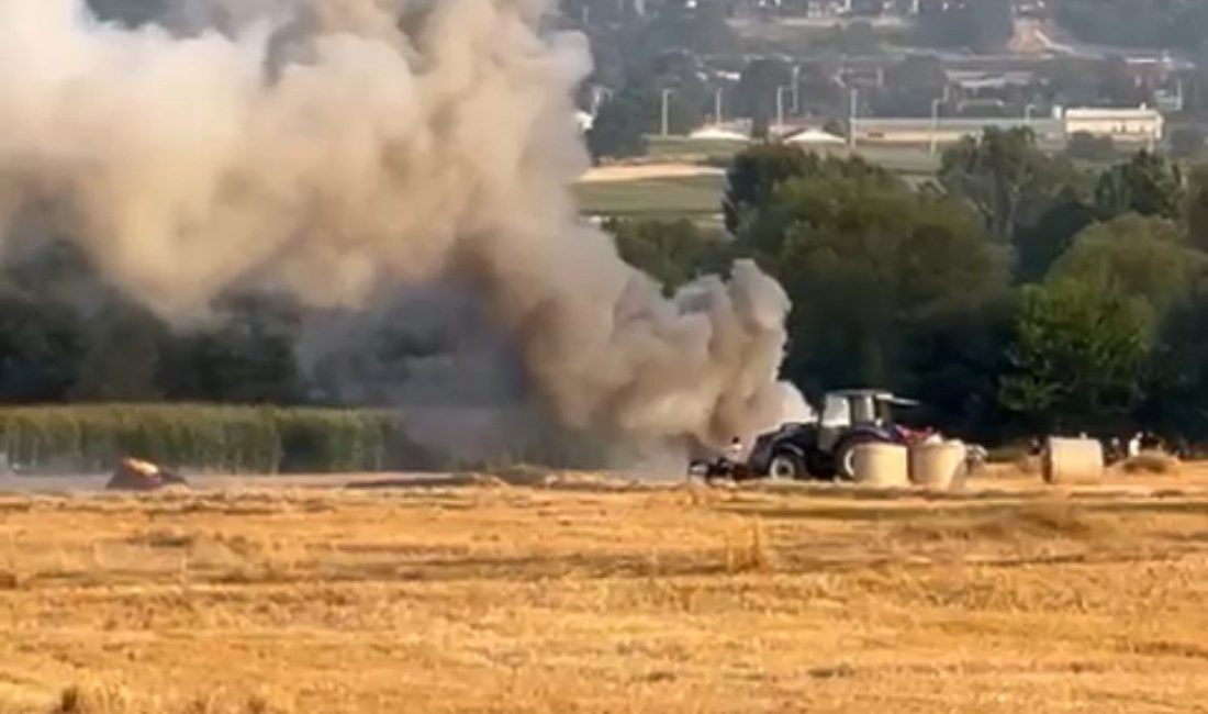Bolu’da tarlada balya yapan tarım makinesi alev aldı. Makineden sıçrayan