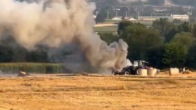 Bolu’da tarlada balya yapan tarım makinesi alev aldı. Makineden sıçrayan