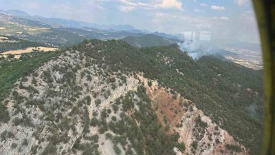 Bolu’nun Göynük ilçesinde ormanlık alanda çıkan yangın, 3 helikopterle havadan,