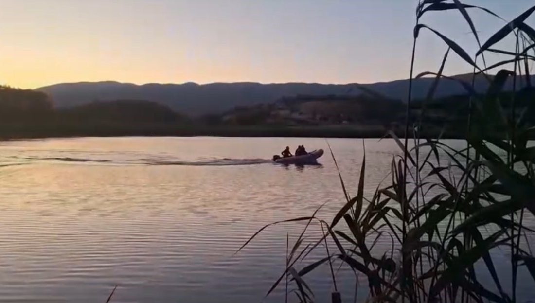 Bolu’da gölde kaybolan genç için ekipler seferber oldu Bolu’nun Mudurnu ilçesine bağlı Taşkesti beldesinde Karamurat Gölü’nde kayıkla gezdiği