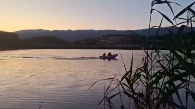 Bolu’nun Mudurnu ilçesine bağlı Taşkesti beldesinde Karamurat Gölü’nde kayıkla gezdiği