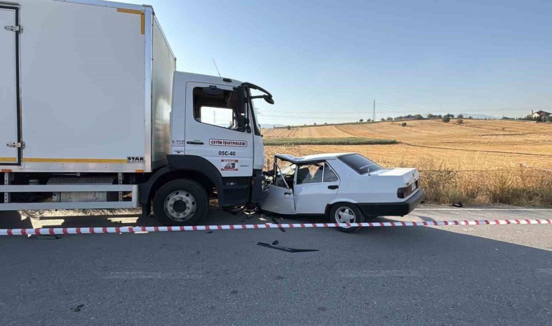 Bolu’da kamyonla çarpışan Fiat Tofaş hurdaya döndü: 1’i ağır 2 yaralı Bolu’da köy yolunda Fiat Tofaş marka otomobil ile kamyonun çarpışması