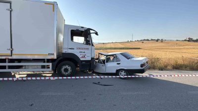 Bolu’da köy yolunda Fiat Tofaş marka otomobil ile kamyonun çarpışması