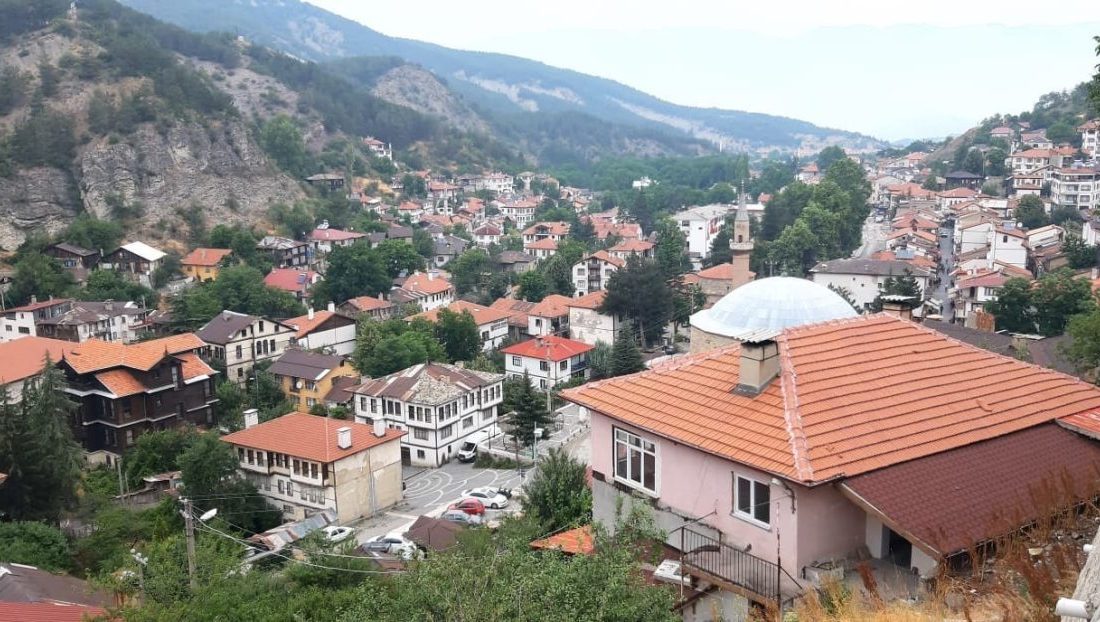 Bolu’da kaya düşmesi riski altındaki evler için tahliye kararı: 30 gün süre verildi Bolu’nun Mudurnu ilçesinde kaya düşmesi riski taşıyan alanlardaki yapılar için
