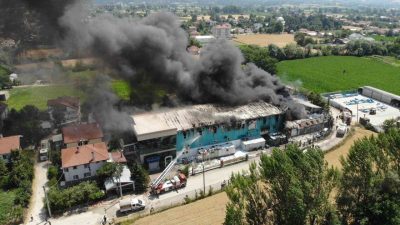 Bolu’da medikal ürünler üreten fabrikada çıkan ve çevredeki evleri de