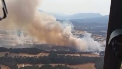 Bolu’nun Mudurnu ilçesinde tarlada başlayıp ormanlık alana yayılan yangın kontrol
