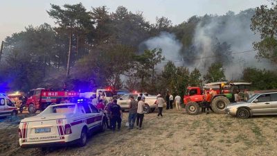 Bolu’nun Mudurnu ilçesinde ormanlık alanda çıkan yangın, ekiplerin havadan ve