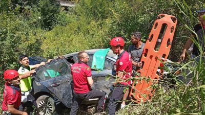 Bilecik’in Bozüyük ilçesinde şarampole devrilen otomobildeki 3 kişi yaralandı. Kaza,