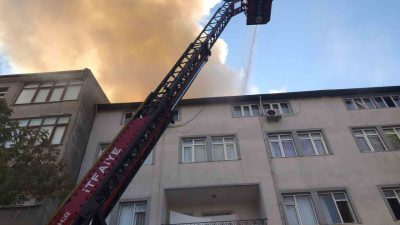 Kocaeli’nin İzmit ilçesinde çatı katında çıkan yangında mahsur kalan 2