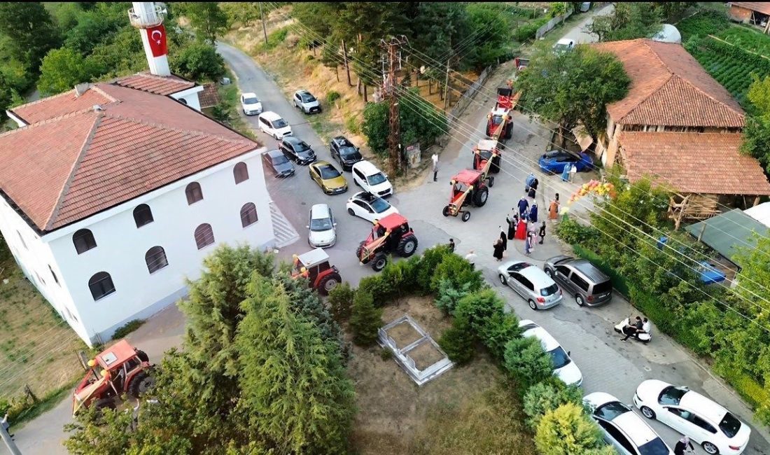 Çiftçi baba, oğlunun isteğini kırmadı, sünnet konvoyunu traktörlerle yaptı Düzce’de oğlunun isteğini kırmayan çiftçi baba, sünnet konvoyunu traktörlerle yaptı.