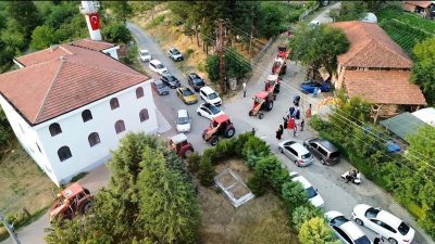 Düzce’de oğlunun isteğini kırmayan çiftçi baba, sünnet konvoyunu traktörlerle yaptı.