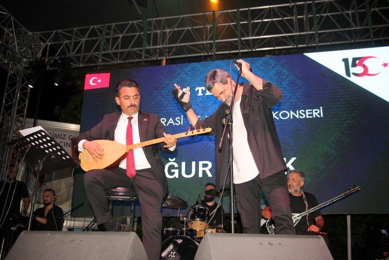 Çınarcık Kaymakamı Atak konserde saz çaldı Çınarcık Kaymakamı Oğuzhan Erdi Atak, Uğur Işıldak konserinde sahneye çıkarak