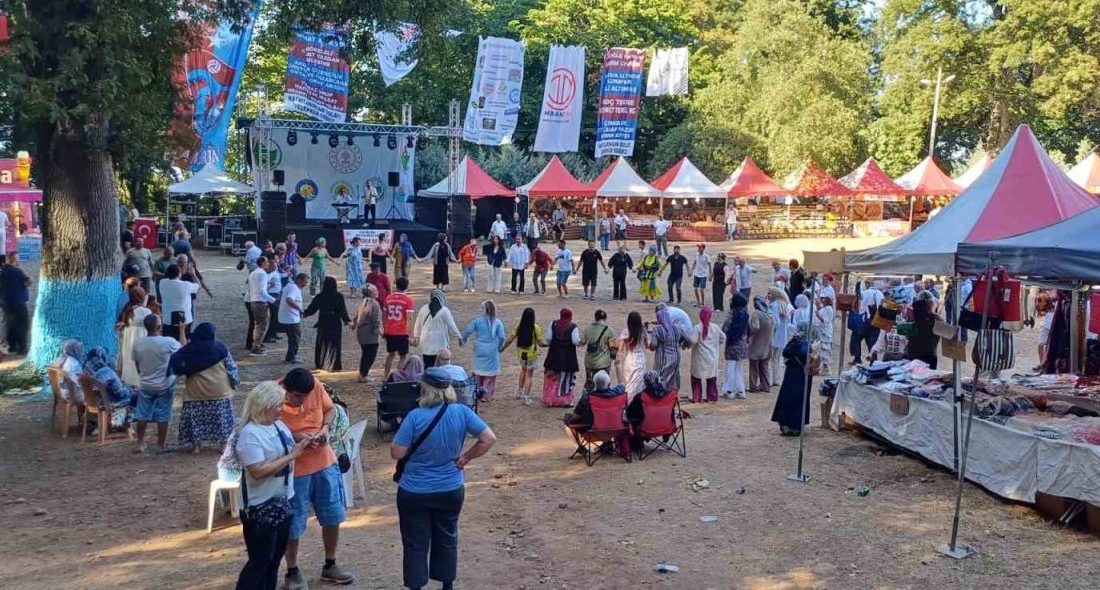 Çınarcık’ta Karadeniz Şenliği coşkusu Yalova’nın Çınarcık ilçesinde düzenlenen Karadeniz Şenlikleri renkli görüntülere sahne oldu.