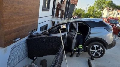 Kocaeli’nin Başiskele ilçesinde, direksiyon hakimiyetini kaybeden sürücünün kullandığı cip, ev