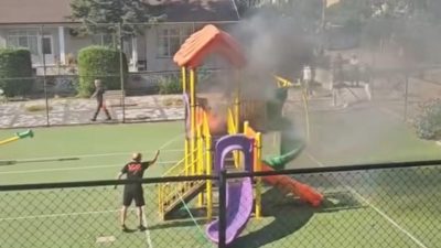 Düzce’de çocuk parkında bulunan kaydırakta bilinmeyen bir nedenle yangın çıktı.