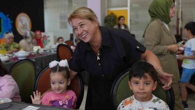 Düzce Belediyesi Çocuk Üniversitesi yaz kurslarına katılan çocuklarla birlikte Aşure