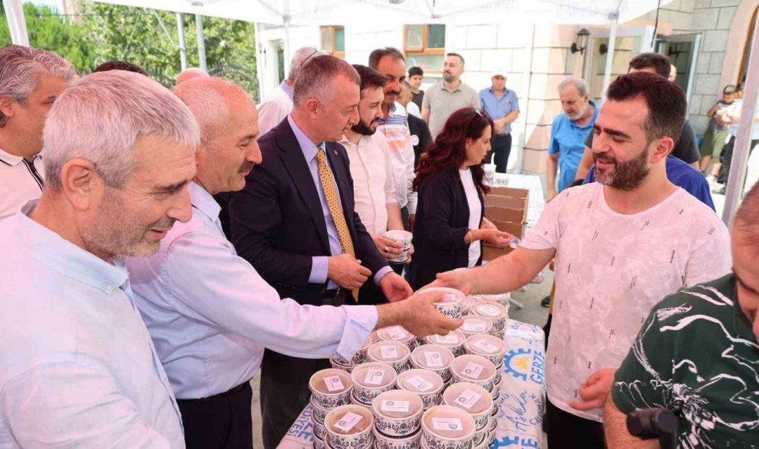 Cuma namazı sonrası aşure dağıtıldı Kocaeli Büyükşehir Belediye Başkanı Tahir Büyükakın, Gebze Belediye Başkanı Zinnur
