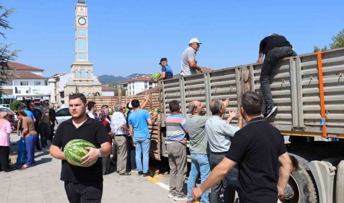 Cumayeri Belediyesi 1 tır karpuz dağıttı DÜZCE(İHA) – Düzce’nin Cumayeri ilçesi Belediye Başkanı Mustafa Koloğlu’nun talimatlarıyla,