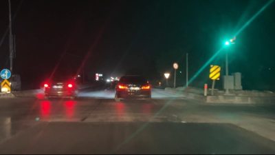 Sakarya’nın Erenler ilçesi D-100 kara yolunda kırmızı ışıkta duran iki