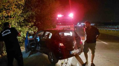 Sakarya’nın Akyazı ilçesi D-140 kara yolunda sürücüsünün kontrolünden çıkan otomobil