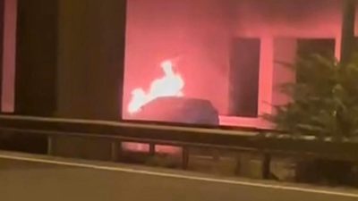 Sakarya’nın Akyazı ilçesi D100 kara yolunda alevlere teslim olan otomobil