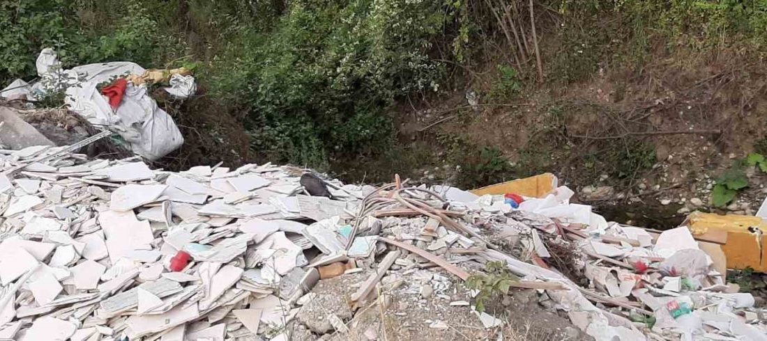 Dere yatağını çöplüğe çevirdiler Sakarya’nın Akyazı ilçesinde dere yatağına bırakılan çöpler tepki çekti. Akyazı