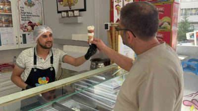 Bilecik’te 50 yıldır dondurma satışı yapan İbrahim Özdemir, “Meyveli dondurma