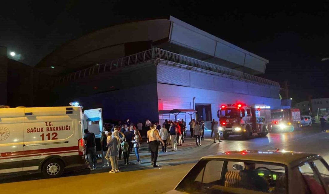 Düğün salonunda korkutan yangın: 2’si çocuk 4 kişi dumandan etkilendi Kocaeli’nin Körfez ilçesinde bir düğün salonunun asansör bölümünde çıkan yangın