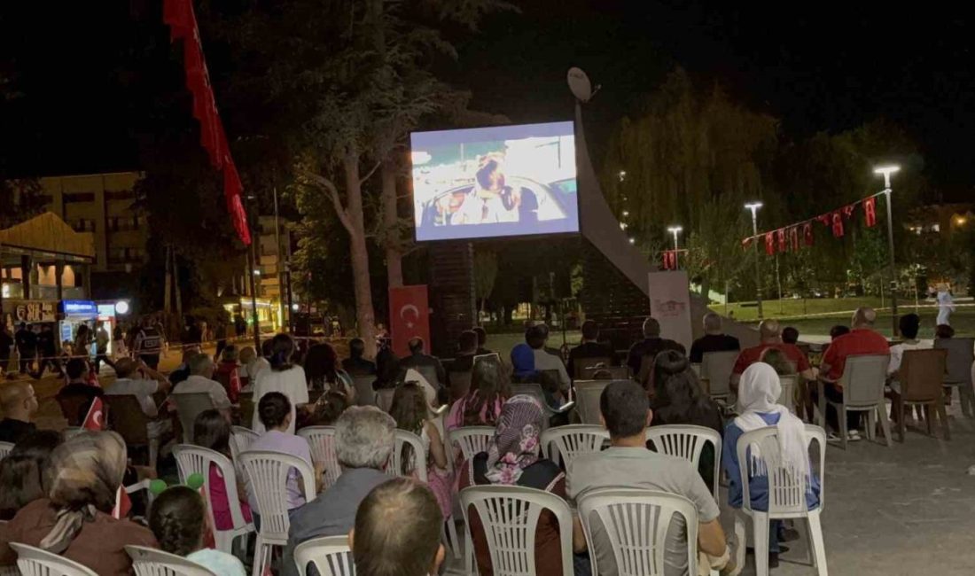Duygu yüklü film açık havada izlendi Hain darbe girişiminin 9. yıldönümünde şehitleri anma etkinlikleri çerçevesinde Düzce’de