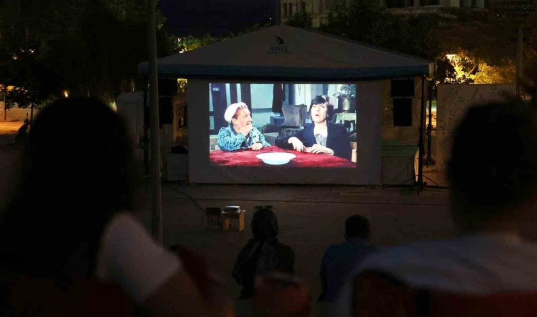 Düzce Üniversitesi’nde açık hava sinema günleri başladı Düzce Üniversitesi, yaz akşamlarını sinema keyfiyle taçlandırıyor. 15 Temmuz Demokrasi