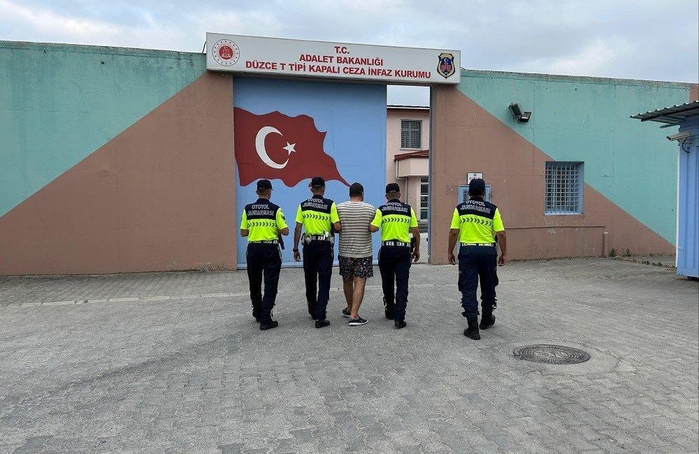 Düzce’de çeşitli suçlardan aranan 55 şahıs yakalandı DÜZCE (İHA) – Düzce’de Jandarma ve Polis ekiplerince yapılan çalışmalarda,