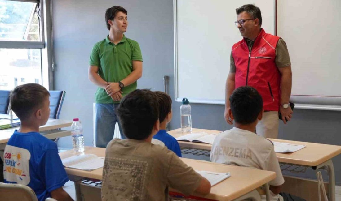 Düzce’de çocuklar yaz tatilini dolu dolu geçiriyor Düzce Gençlik ve Spor İl Müdürü İsa Yazıcı, Gençlik Merkezinde