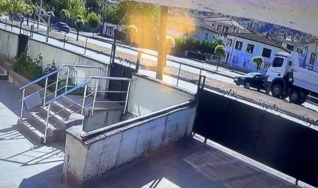 DÜZCE(İHA) – Düzce D655 karayolunda kamyon ile otomobilin karıştığı trafik