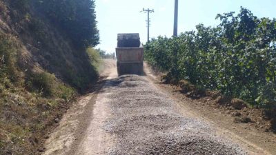 Düzce’de köy yollarında malzemeyle bakım çalışmaları tüm hızıyla devam ediyor.