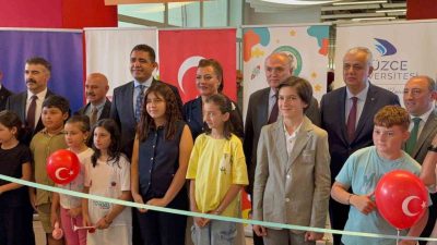 Düzce’de 23 Nisan Çocuk Bayramı’nda temsili olarak koltuğa oturan Elif