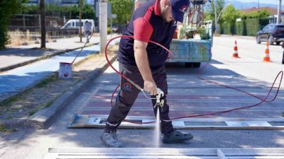 Düzce’de kent merkezinde bazı yollarda silinen yaya geçitlerinde yenileme çalışması
