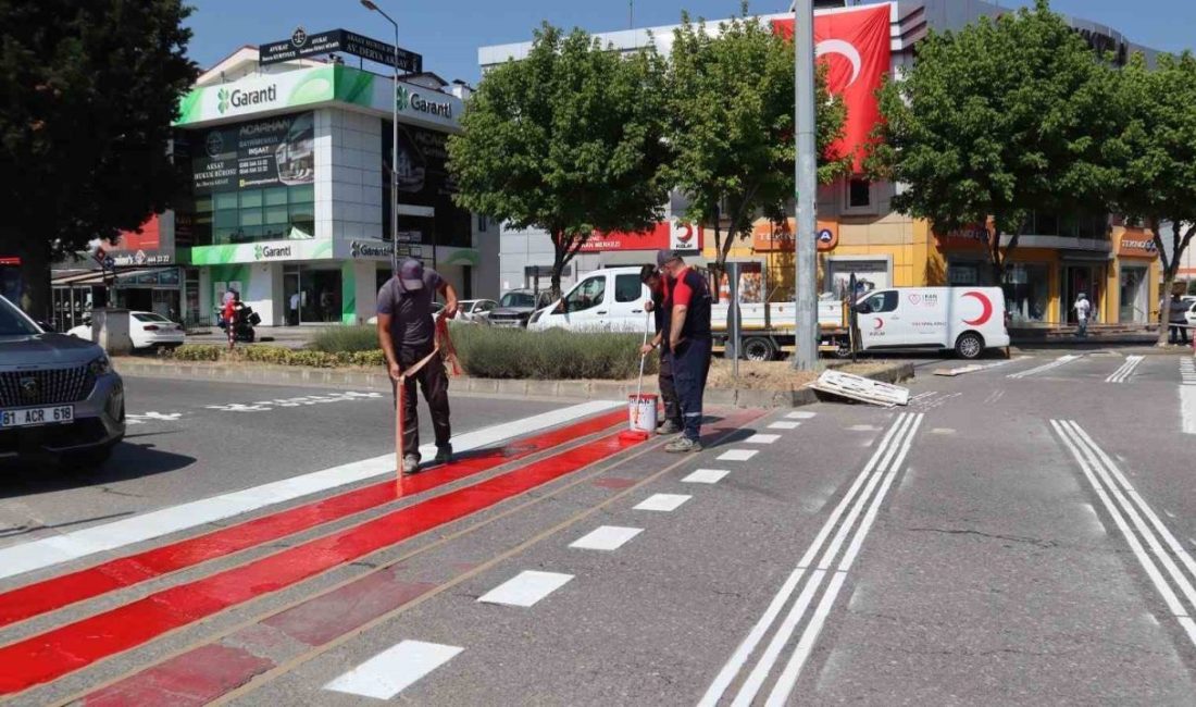 Düzce’de yaya geçit çizgileri yenilenerek belirgin hale getiriliyor DÜZCE (İHA) – Düzce Belediyesi kent genelinde hava şartları ve