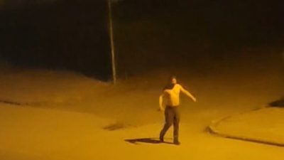 Bolu’da gece yarısı elinde bıçakla bağıran şahıs, mahalleliyi sokağa döktü.