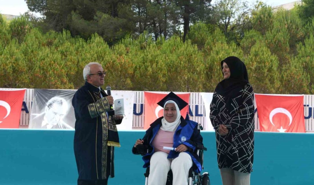 Engelleri azmiyle aştı, mezuniyetine annesiyle ulaştı Sakarya Üniversitesi İslam İktisadı ve Finans Bölümünden 2025 yılında mezun