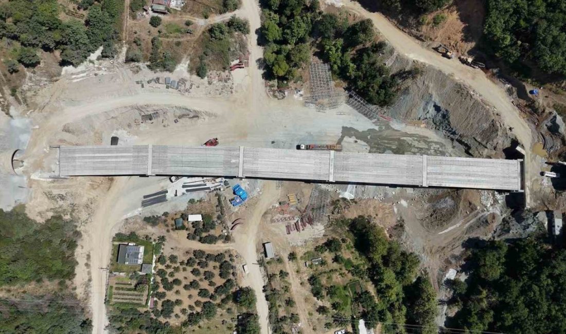Esenköy’de tünel ve viyadük çalışmaları devam ediyor Yalova-Armutlu kara yolu yapım çalışmaları çerçevesinde Çınarcık’a bağlı Esenköy beldesindeki
