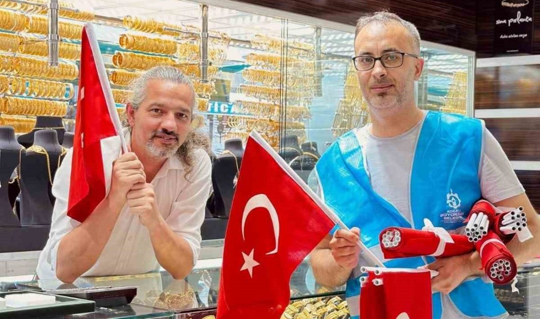 Esnafa ve vatandaşlara binlerce bayrak dağıtıldı Kocaeli’de 15 Temmuz’un 9. yıldönümünde esnaf ve vatandaşlara binlerce Türk