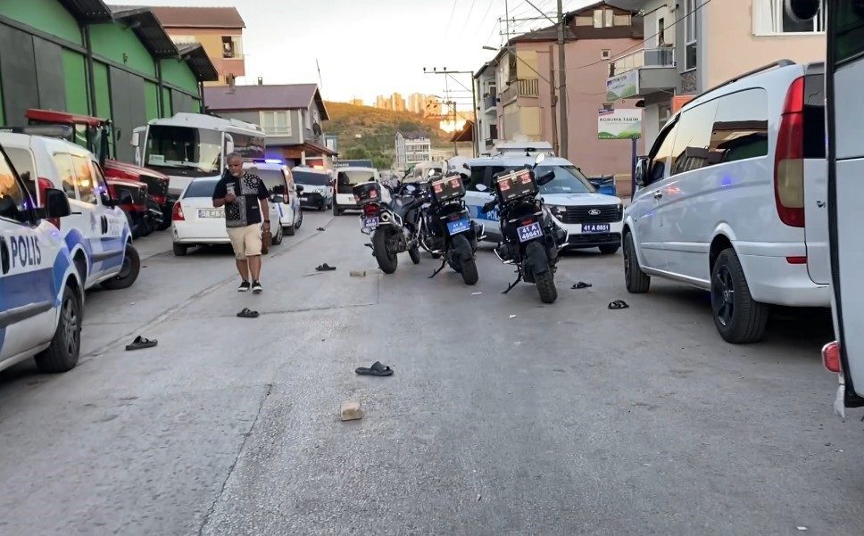 Ev baskınıyla başlayan kavgada sokak savaş alanına döndü Kocaeli’nin İzmit ilçesinde bir ailenin aralarında husumet bulunan ailenin evini