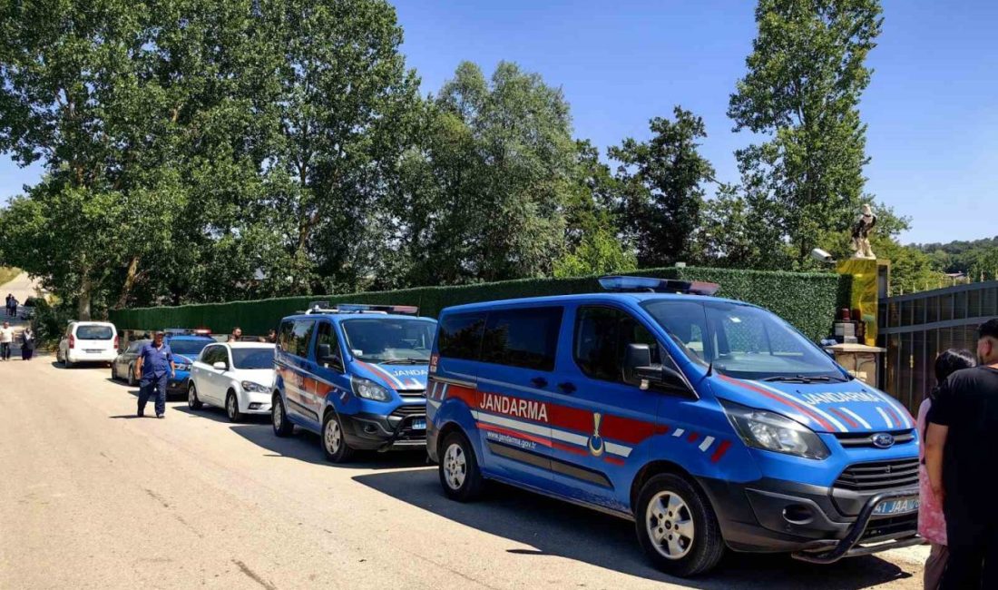 Evinde silahla vurulmuş halde bulundu Kocaeli’nin İzmit ilçesinde boşanma aşamasında olduğu öğrenilen bir kadın, evinde