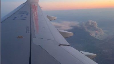 Sakarya’daki orman yangınının etkili olduğu alan, yolcu uçağının penceresinden görüntülendi.