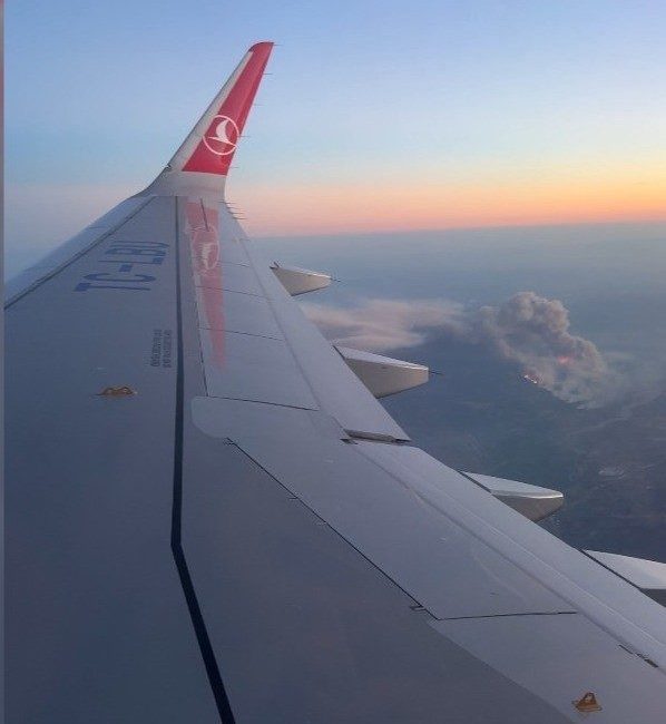 Sakarya’daki orman yangınının etkili olduğu alan, yolcu uçağının penceresinden görüntülendi.