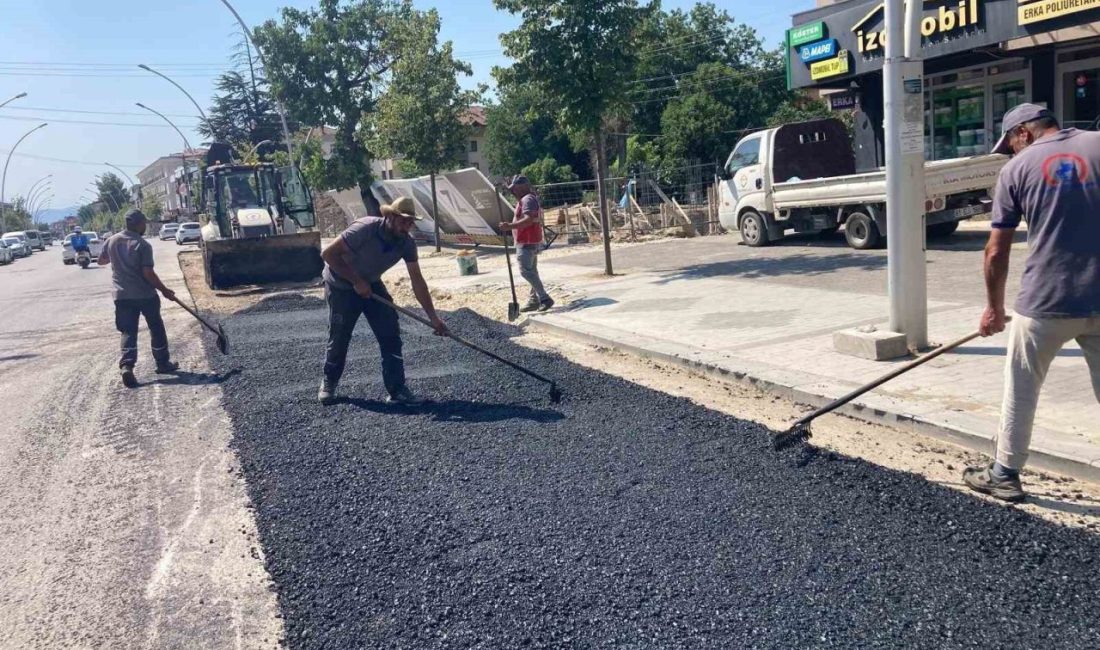 Fen işleri yama ve reglaj çalışmalarını sürdürdü Düzce Belediyesi Fen İşleri ile Temizlik İşleri Müdürlüğü ekipleri, şehrin