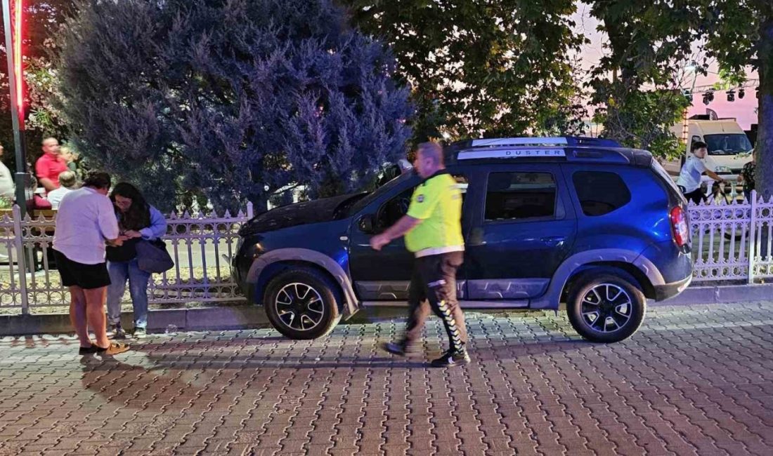 Fenalaşan cip sürücüsü demir korkuluklara çarptı Kastamonu’nun Cide ilçesinde fenalaşan sürücü idaresindeki cip, kaldırıma çıkarak ağaca
