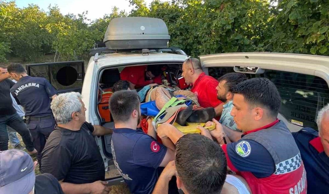 Fındık tarlasında çalışırken dereye düştü: Ekipler seferber oldu Sakarya’nın Karasu ilçesinde fındık tarlasında çalıştığı esnada dengesini kaybederek dereye
