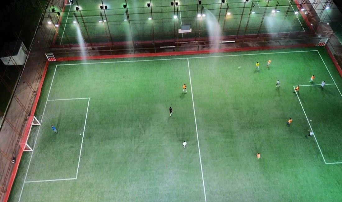 Futbol keyfine “serin” mola Hava sıcaklıklarının 38 dereceyi gördüğü Düzce’de bir halı saha işletmecisi,